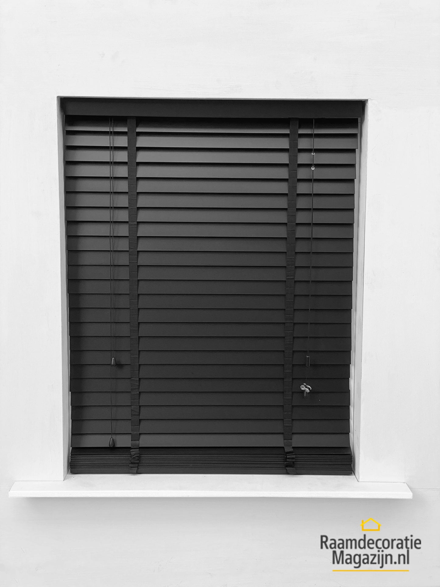 Houten jaloezie��n 50mm zwart gesloten