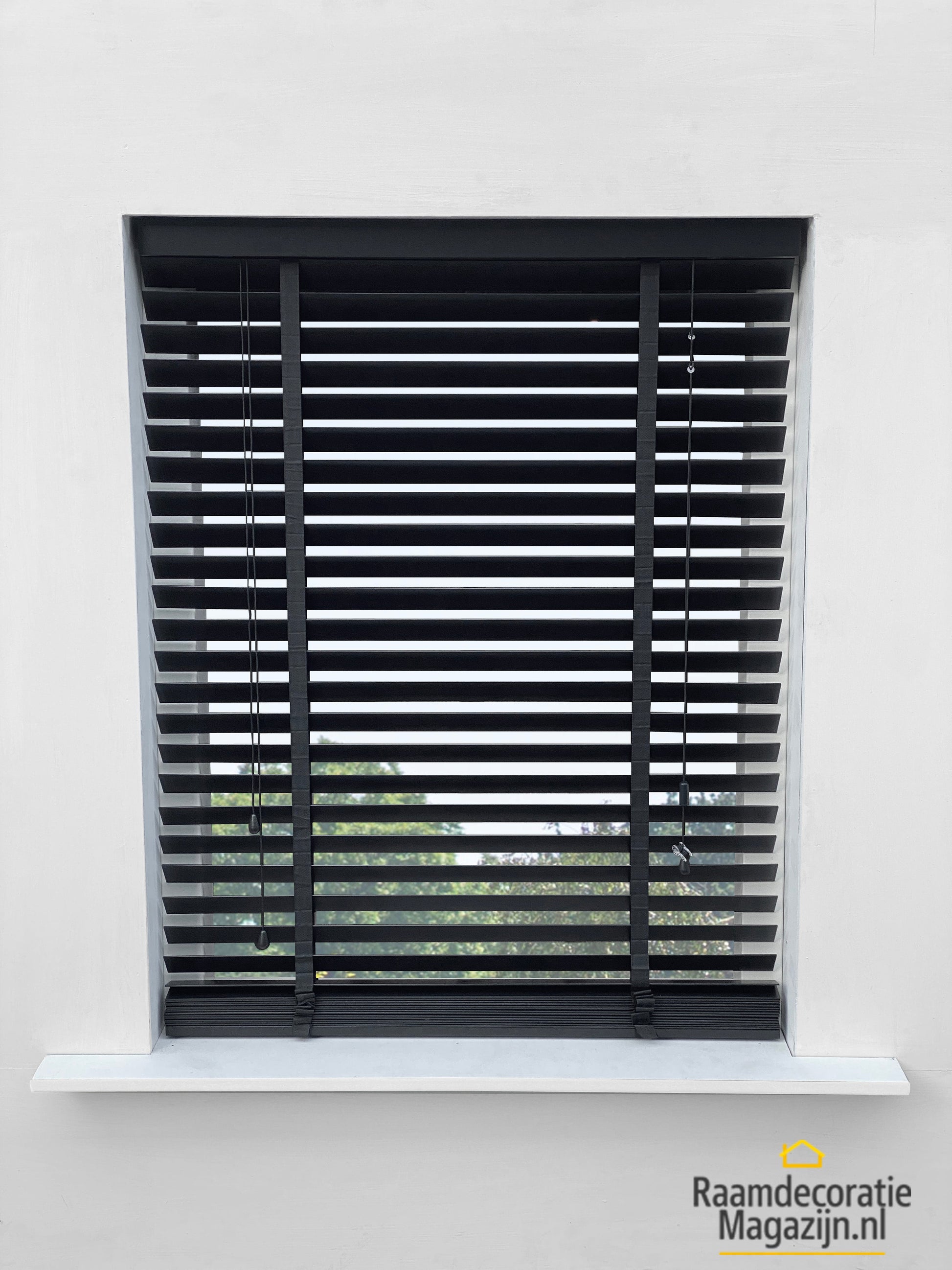 Houten jaloezie��n 50mm zwart deels open