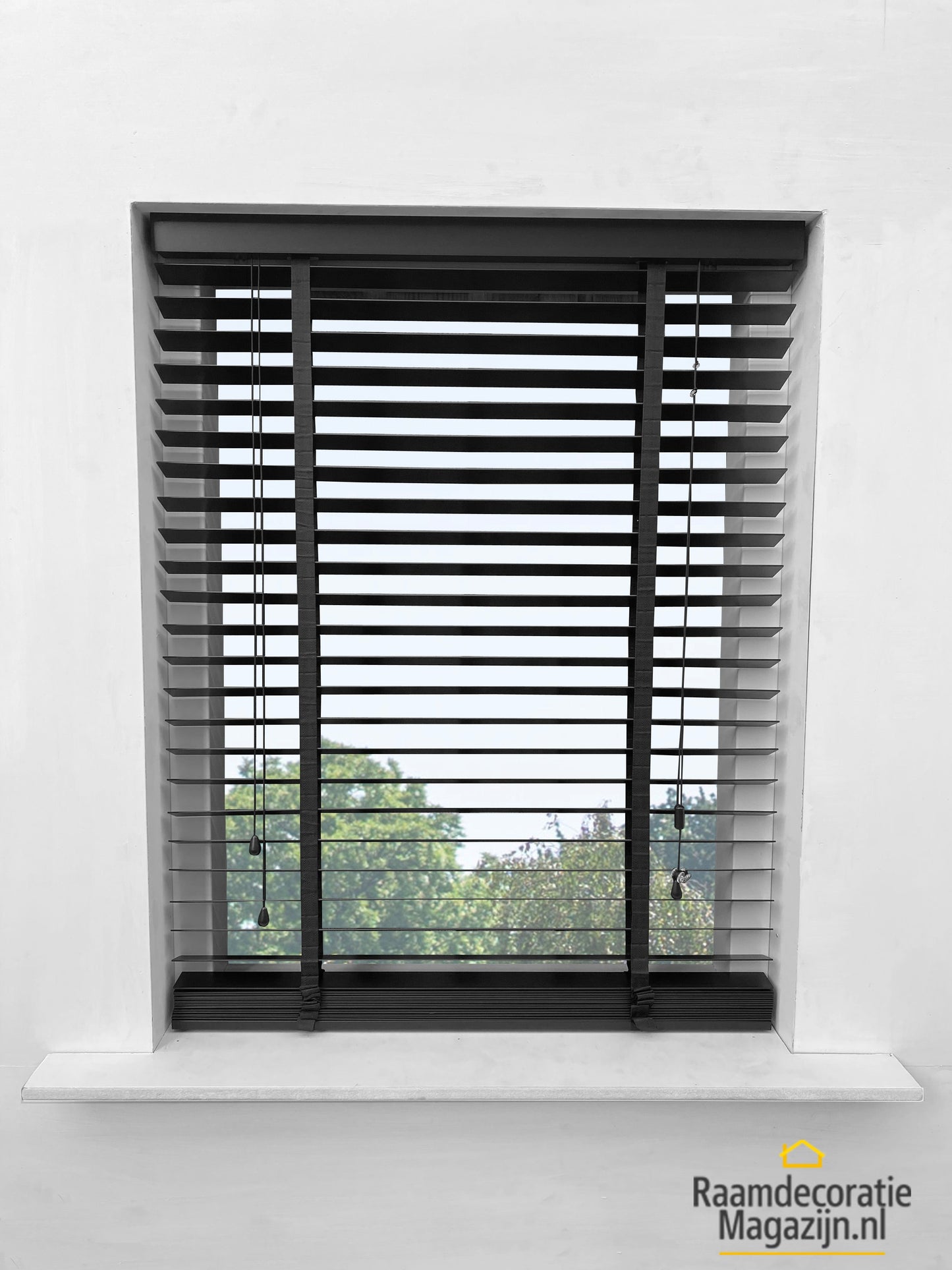 Houten jaloezie��n 50mm zwart open